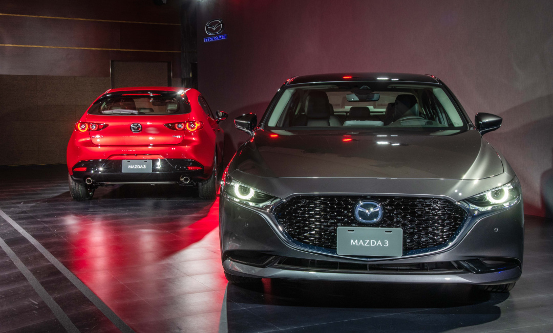 SMALL_圖說三：眾所期待的All-New Mazda3首演亮相，為第一款全新世代產品，帶領Mazda開啟新的紀元。預計於四月展開接單並於七月正式上市。